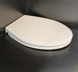 YFG076 Junior Seat With Lid Closed